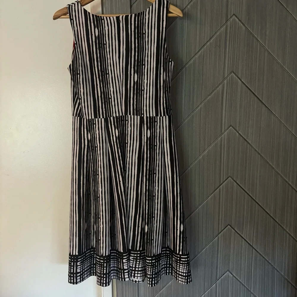 JOSEPH RIBKOFF Abstract Sleeveless Top Style Black White Striped Dress Size 10